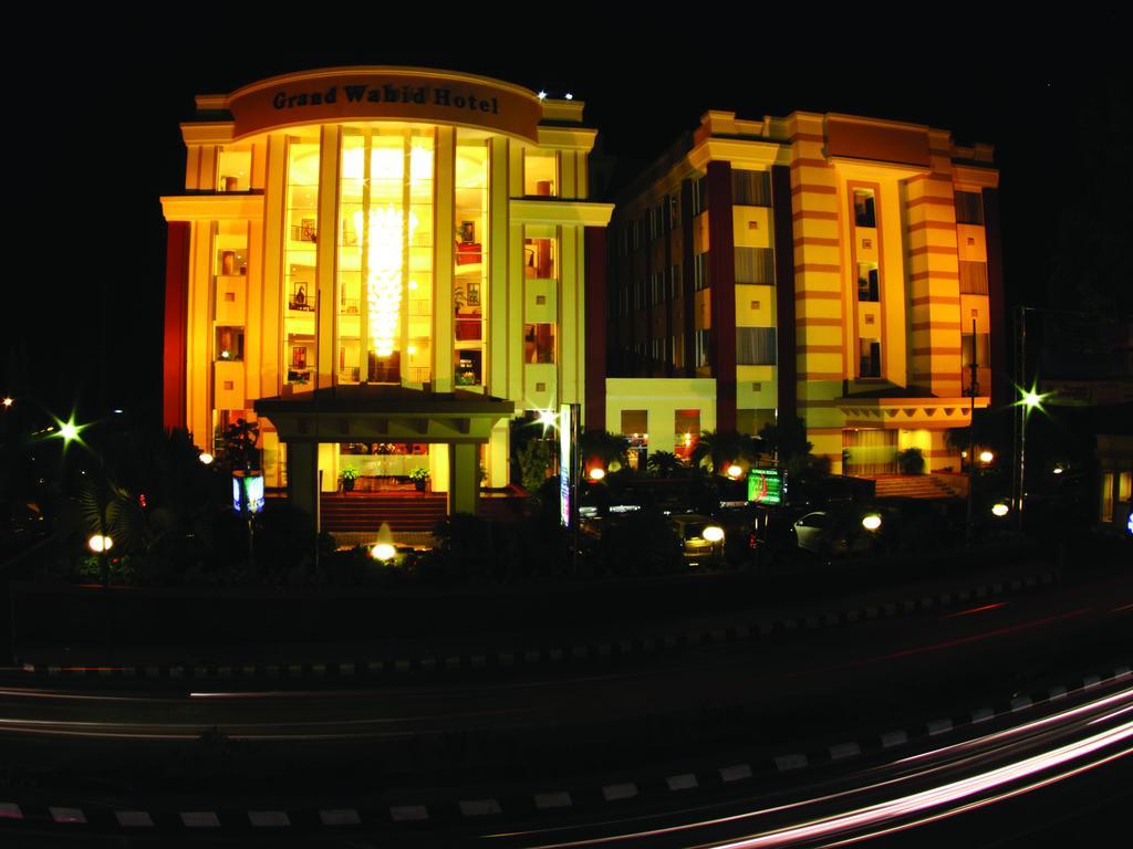 Grand Wahid Hotel Салатига Екстериор снимка