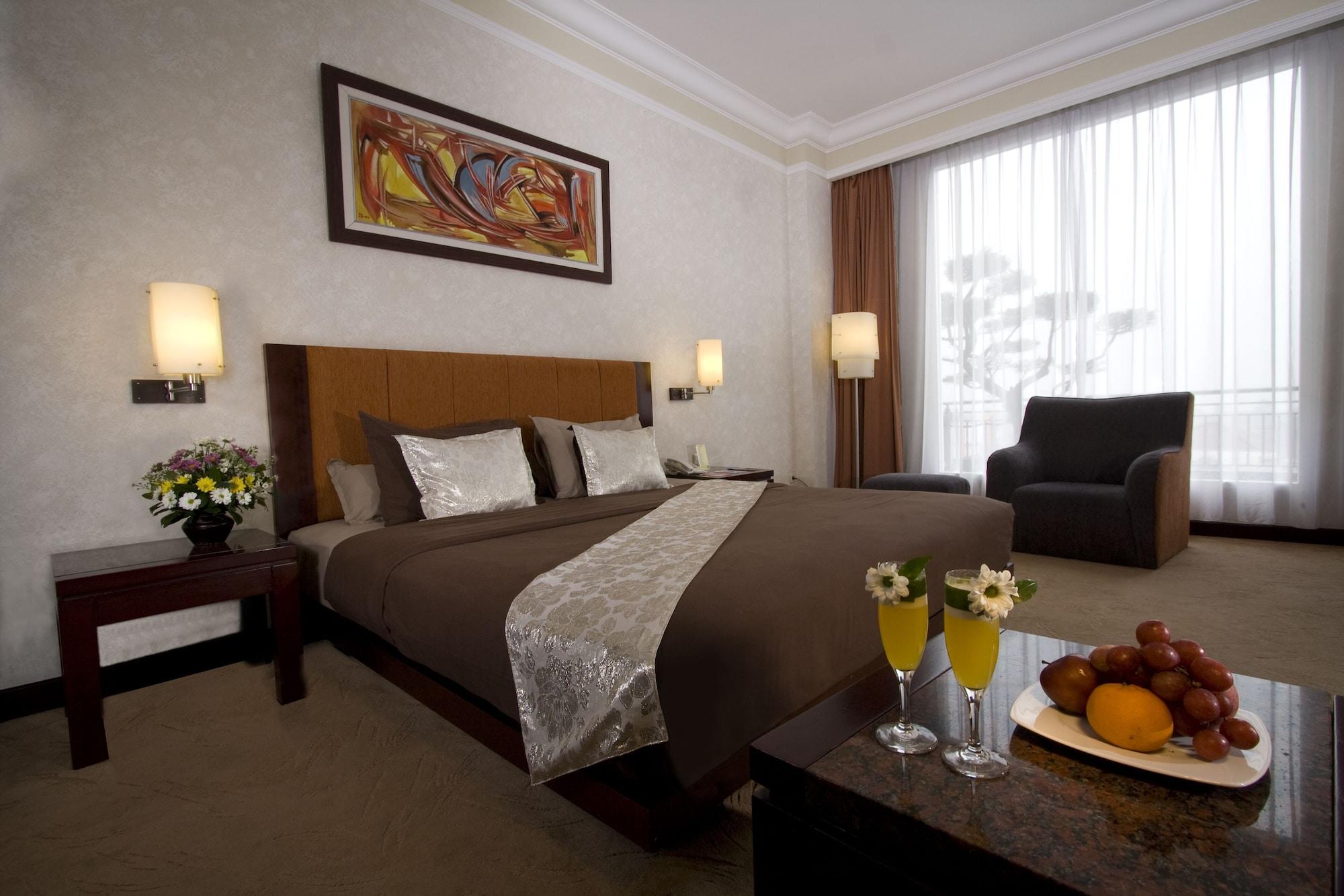 Grand Wahid Hotel Салатига Екстериор снимка