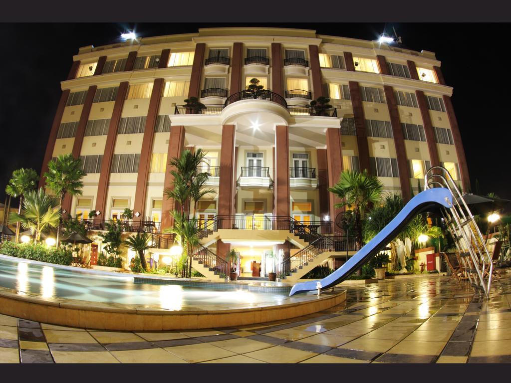 Grand Wahid Hotel Салатига Екстериор снимка