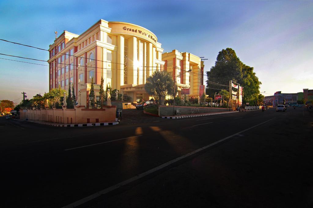 Grand Wahid Hotel Салатига Екстериор снимка